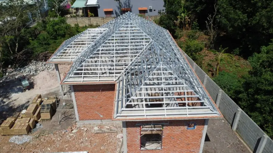 Thi c&ocirc;ng hệ v&igrave; k&egrave;o th&eacute;p lợp ng&oacute;i gi&uacute;p tối ưu chi ph&iacute; x&acirc;y nh&agrave; cấp 4 tại X&acirc;y Dựng Thiện Gia